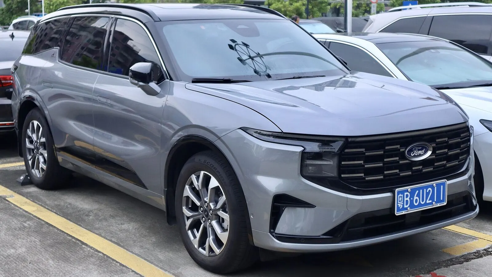 Voiture réelle photographiée en extérieur pour « La Fiscalité des Hybrides Rechargeables en Belgique : Transition ou Impasse ? »