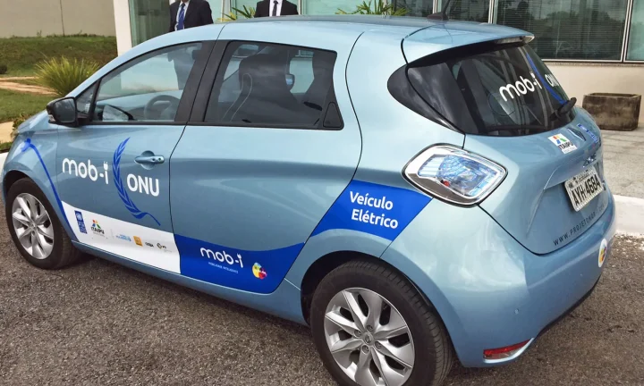 Voiture électrique réelle photographiée en extérieur pour « La Fiscalité des Voitures Électriques en Belgique : Impact par Modèle »