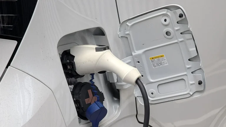 Voiture électrique réelle photographiée en extérieur pour « Fiscalité des voitures électriques et hybrides en Belgique : Avantages »