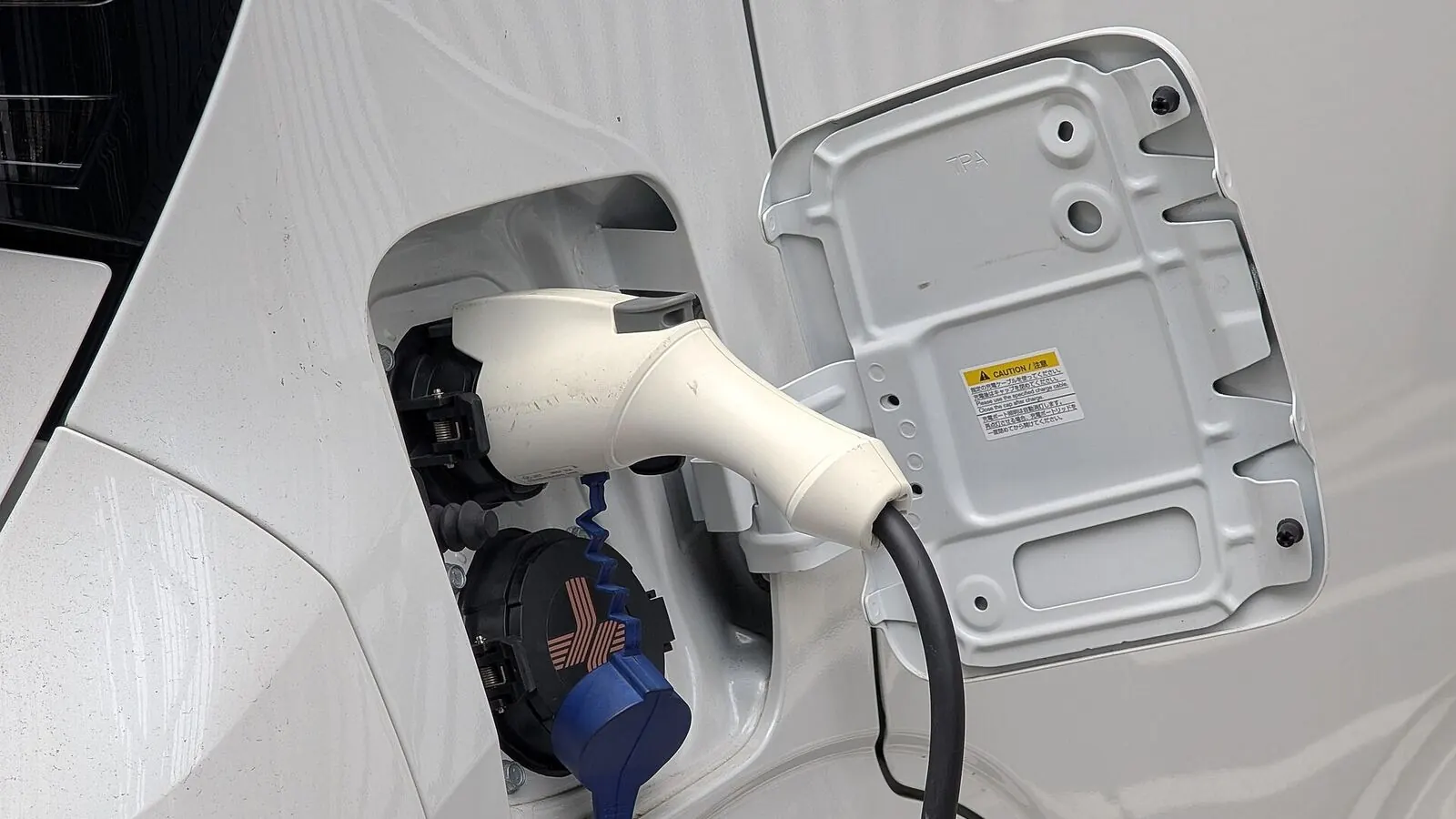 Voiture électrique réelle photographiée en extérieur pour « Fiscalité des voitures électriques et hybrides en Belgique : Avantages »