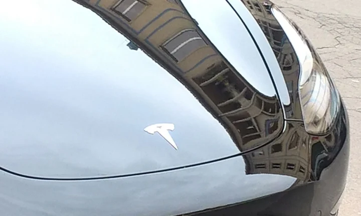 Voiture électrique réelle photographiée en extérieur pour « La fiscalité des voitures électriques pour les particuliers en Belgique »