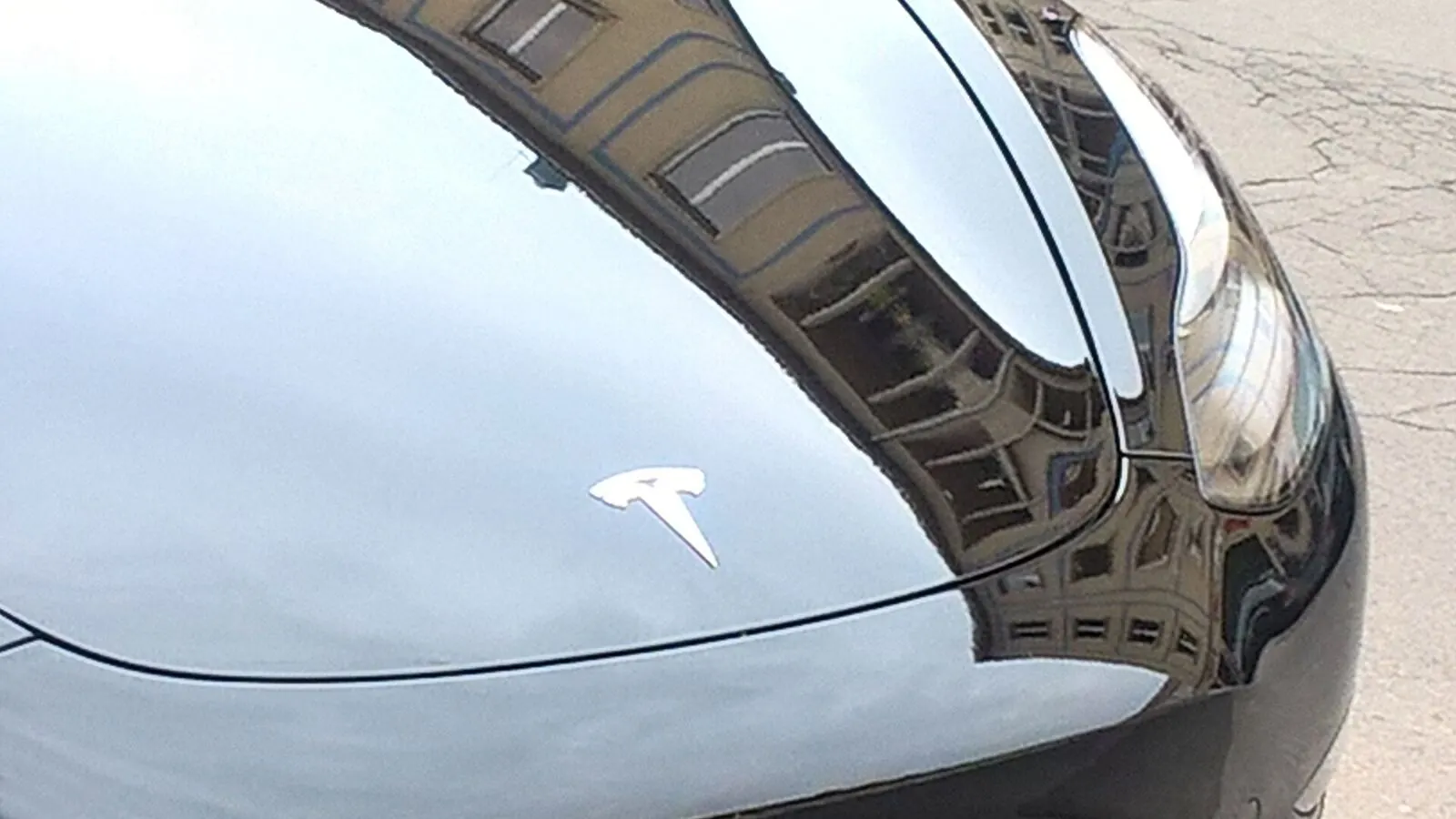 Voiture électrique réelle photographiée en extérieur pour « La fiscalité des voitures électriques pour les particuliers en Belgique »