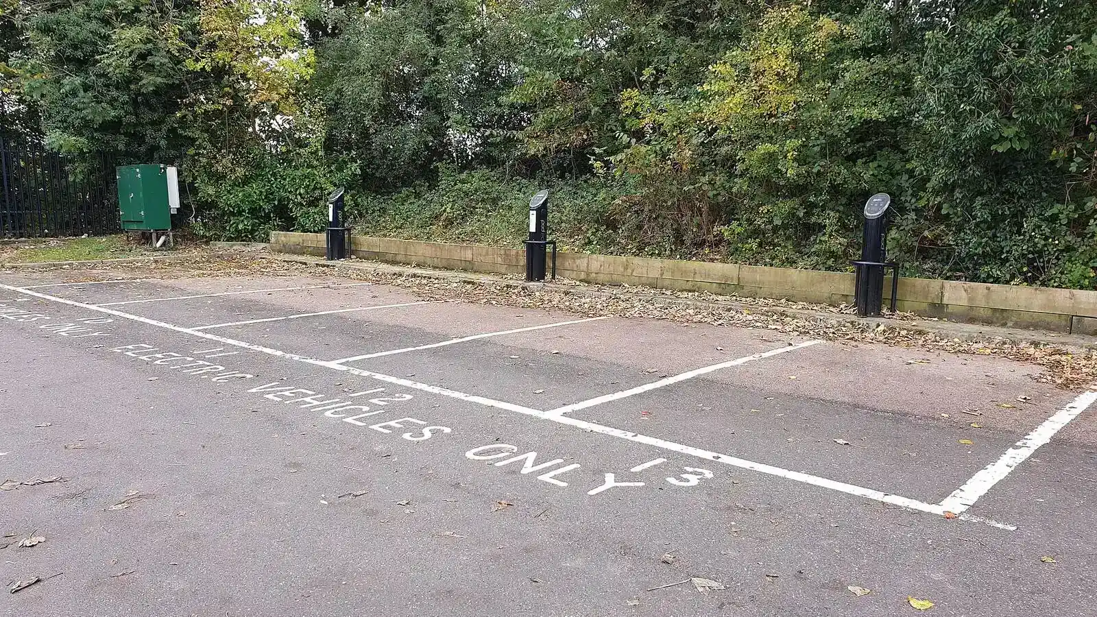 Voiture électrique réelle photographiée en extérieur pour « Fiscalité des voitures importées électriques et hybrides en Belgique »