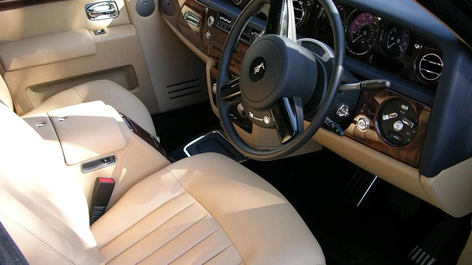 Voiture réelle photographiée en extérieur pour « Les Fluides Essentiels de votre Voiture d’Occasion: Vérification et Remplacement »