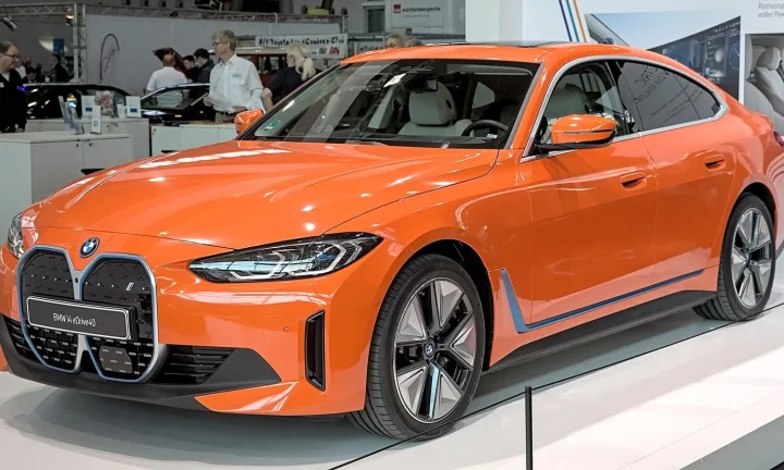Voiture électrique réelle photographiée en extérieur pour « Frais de stationnement et avantages pour VE en Belgique : une analyse locale »