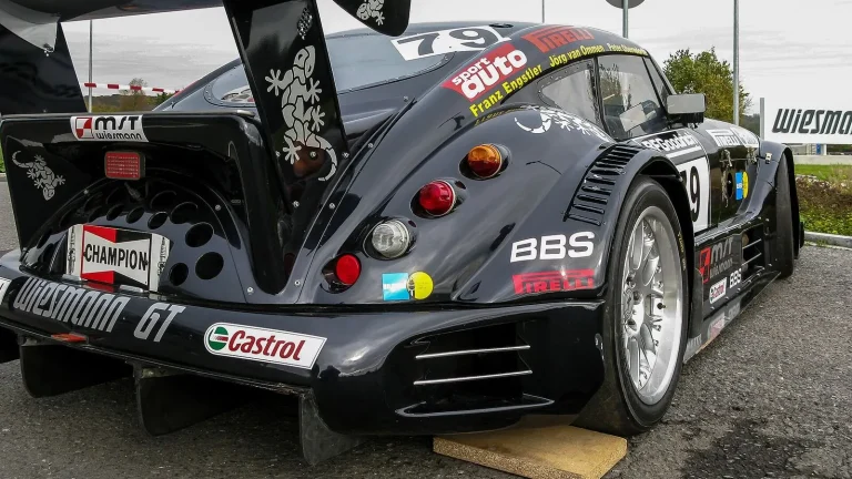Voiture réelle photographiée dans un contexte de démarches automobiles pour « Comprendre la franchise en assurance auto Belgique : Définition et impact »