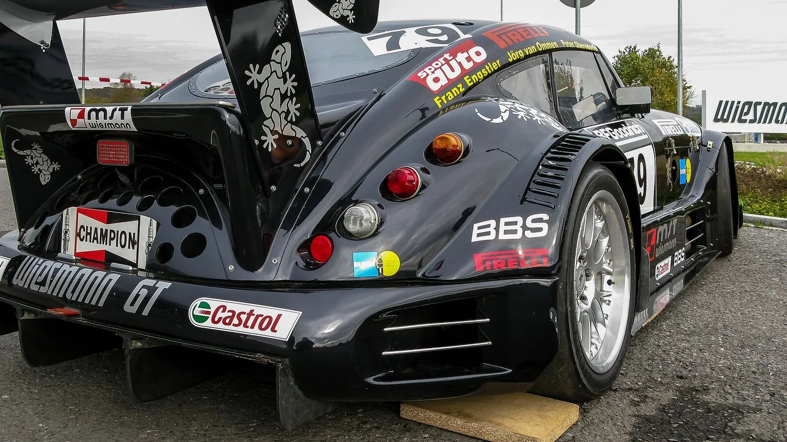 Voiture réelle photographiée dans un contexte de démarches automobiles pour « Comprendre la franchise en assurance auto Belgique : Définition et impact »