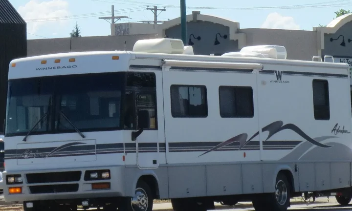 Camping-car réel photographié sur la route ou en stationnement pour « Franchise en assurance camping-car belge : Comprendre pour mieux choisir »