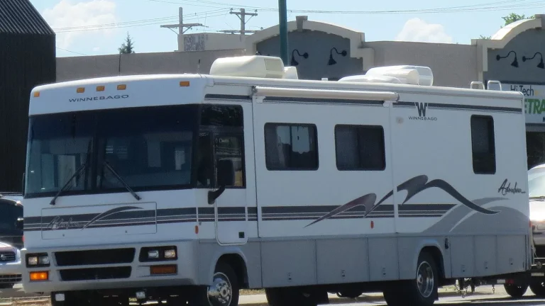 Camping-car réel photographié sur la route ou en stationnement pour « Franchise en assurance camping-car belge : Comprendre pour mieux choisir »