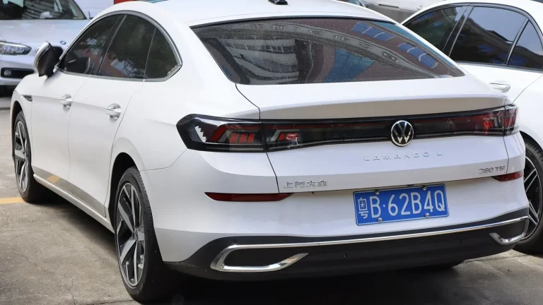 Voiture réelle photographiée en extérieur pour « Fraude au kilométrage en Belgique: Ce que dit la loi et comment vous protéger »