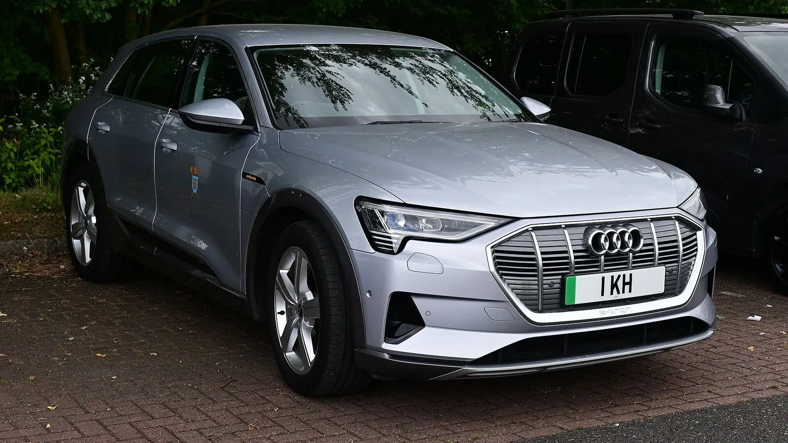 Voiture électrique réelle photographiée en extérieur pour « Frein à Main Électrique vs Mécanique: Entretien et Coûts de Réparation sur l’Occasion »