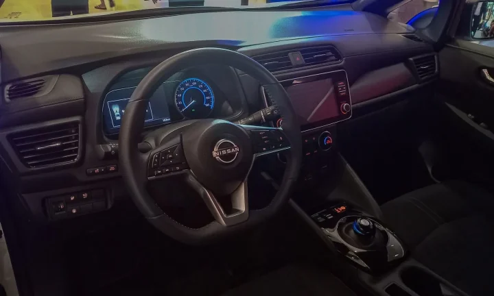 Voiture électrique réelle photographiée en extérieur pour « Le futur des aides pour les batteries de VE en Belgique »