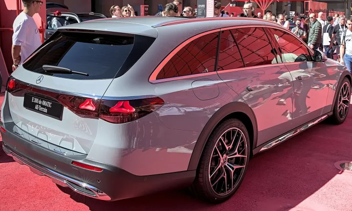 Voiture électrique réelle photographiée en extérieur pour « Futur de la Législation VE en Belgique : Tendances et Évolutions Prévues »