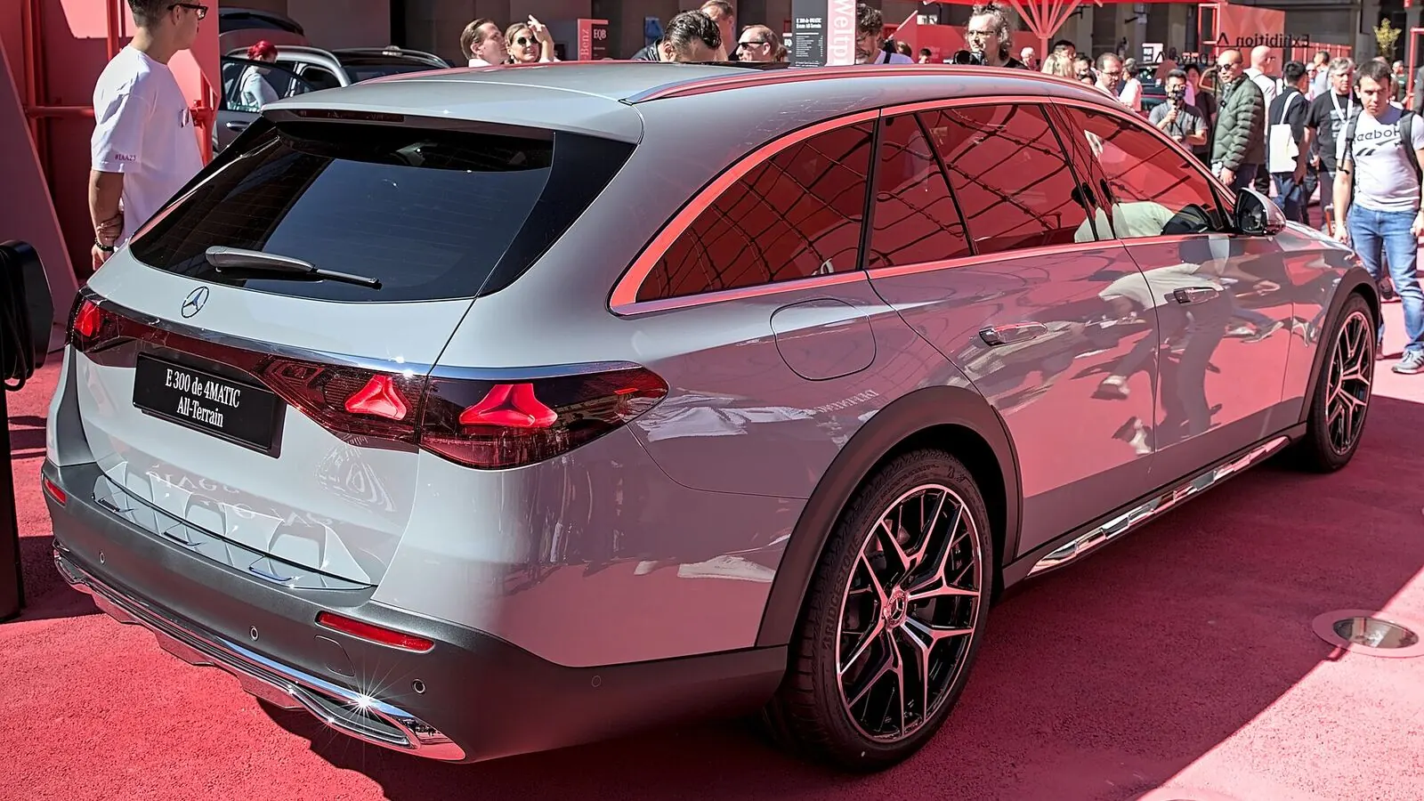 Voiture électrique réelle photographiée en extérieur pour « Futur de la Législation VE en Belgique : Tendances et Évolutions Prévues »