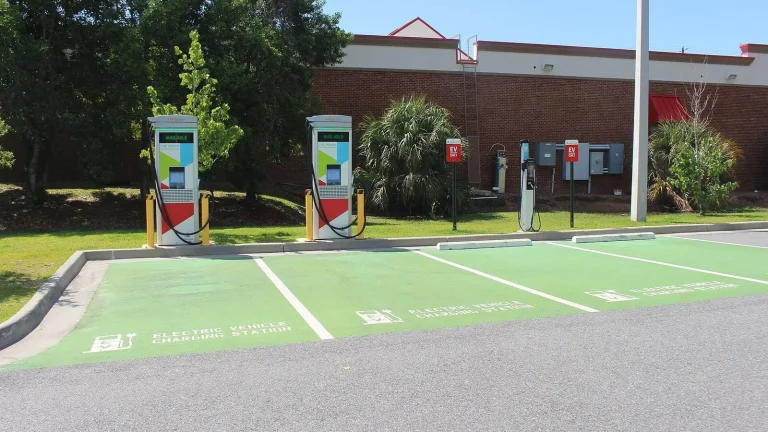 Voiture électrique réelle photographiée en extérieur pour « Le futur de la voiture électrique en Belgique : Tendances et prévisions »