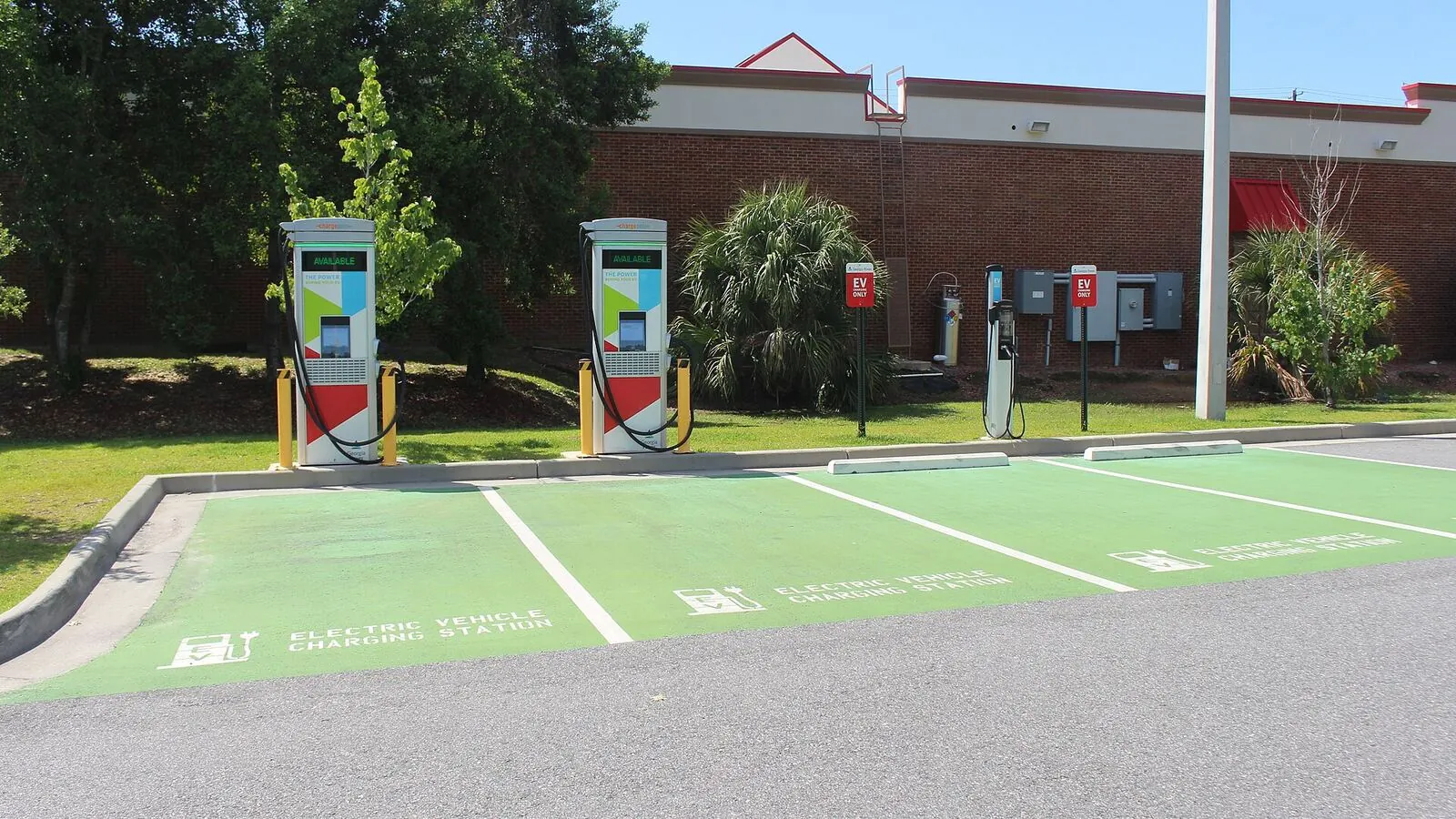Voiture électrique réelle photographiée en extérieur pour « Le futur de la voiture électrique en Belgique : Tendances et prévisions »