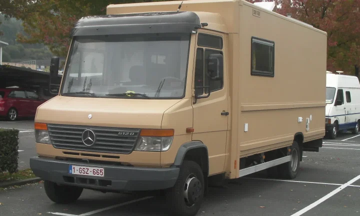Camping-car réel photographié sur la route ou en stationnement pour « Gadgets de Cuisine Indispensables pour les Gourmands en Camping-Car »