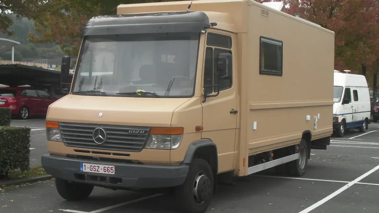 Camping-car réel photographié sur la route ou en stationnement pour « Gadgets de Cuisine Indispensables pour les Gourmands en Camping-Car »