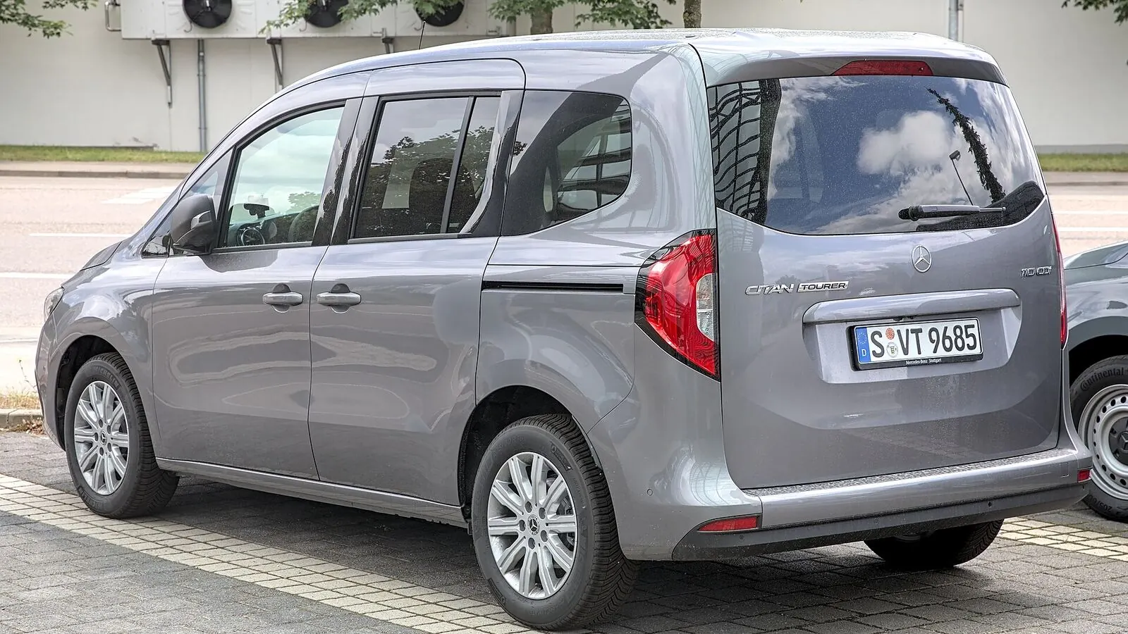 Voiture électrique réelle photographiée en extérieur pour « Garantie des Batteries de Voitures Électriques : Ce Que Dit la Loi Belge »