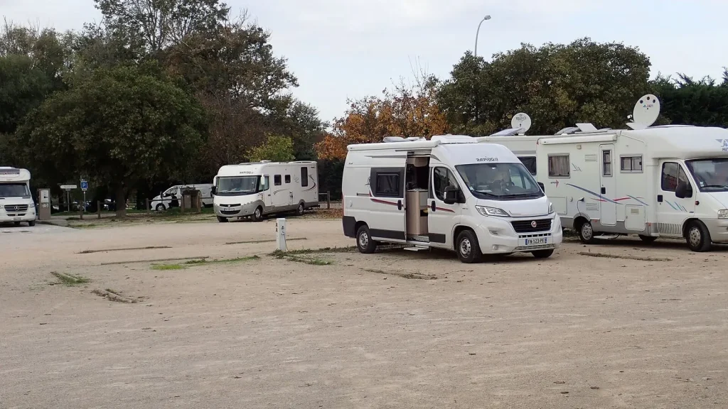 Camping-car réel photographié sur la route ou en stationnement pour « Garantie camping-car en Belgique : Que couvre-t-elle ? »