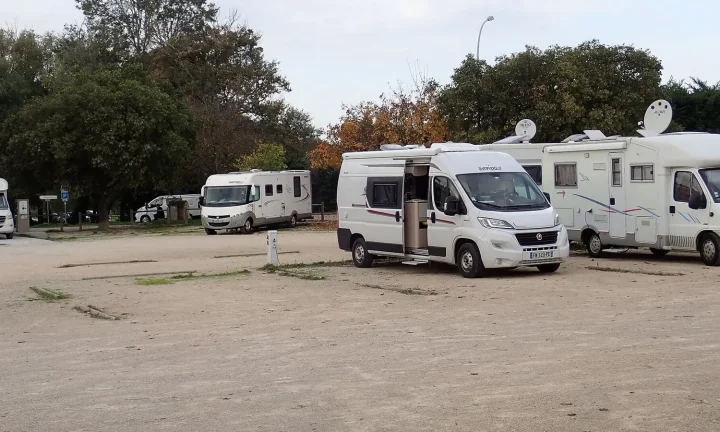 Camping-car réel photographié sur la route ou en stationnement pour « Garantie camping-car en Belgique : Que couvre-t-elle ? »