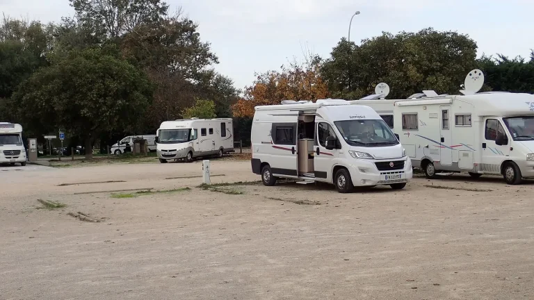 Camping-car réel photographié sur la route ou en stationnement pour « Garantie camping-car en Belgique : Que couvre-t-elle ? »