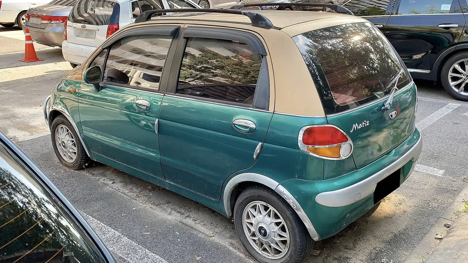 Voiture réelle photographiée en extérieur pour « La garantie légale pour les voitures d’occasion achetées chez un professionnel en Belgique »