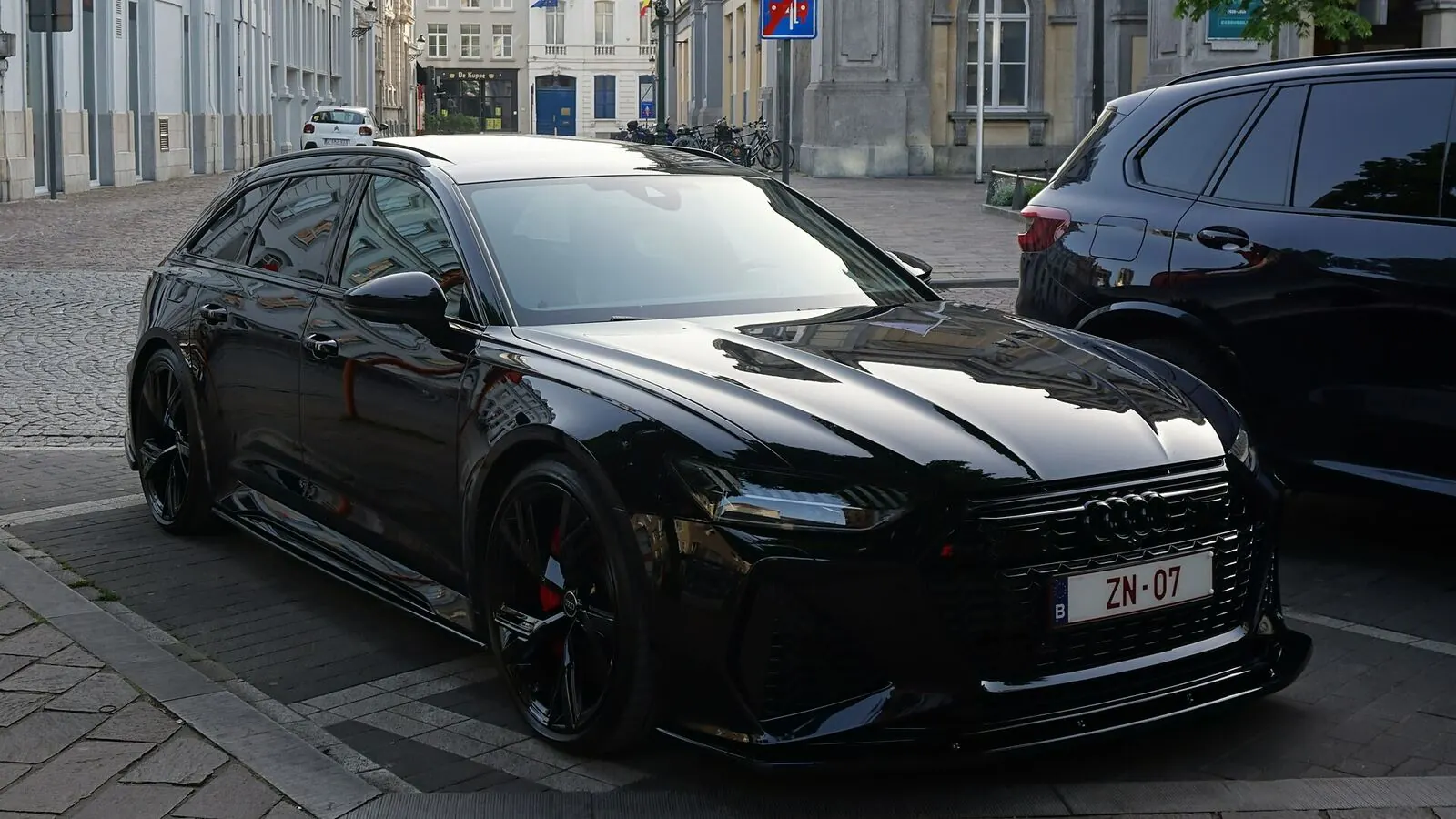 Voiture réelle photographiée dans un contexte de démarches automobiles pour « La Garantie Occasion en Belgique : Obligations du Vendeur Particulier et Professionnel »