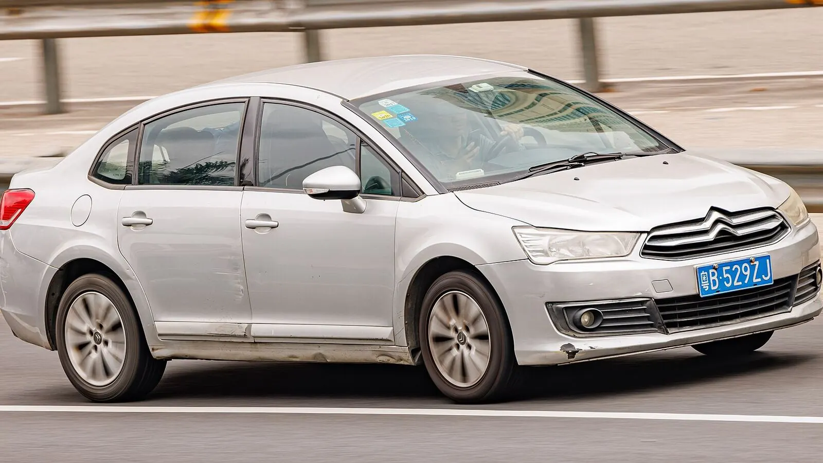 Voiture réelle photographiée en extérieur pour « Garantie Voiture d’Occasion en Belgique: Ce qu’elle Couvre Vraiment en Cas de Panne »