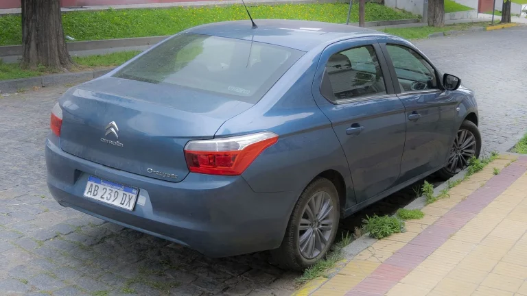 Voiture réelle photographiée en extérieur pour « Garantie Voiture d’Occasion vs. Assurance : Quelles Différences en Belgique ? »