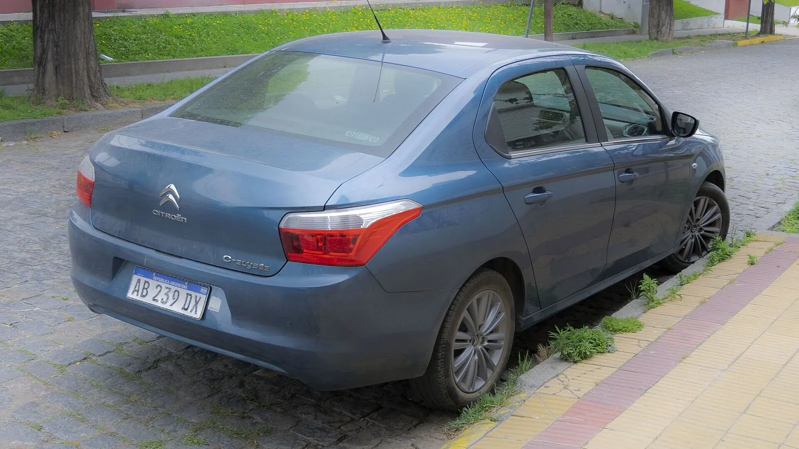 Voiture réelle photographiée en extérieur pour « Garantie Voiture d’Occasion vs. Assurance : Quelles Différences en Belgique ? »