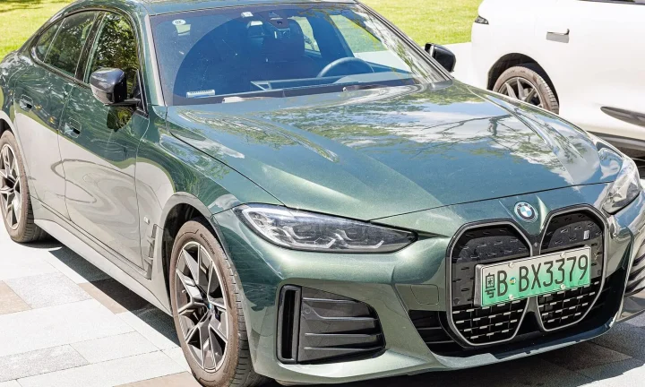 Voiture électrique réelle photographiée en extérieur pour « Garanties des Batteries de VE en Belgique: Ce qu’il Faut Savoir Avant d’Acheter »