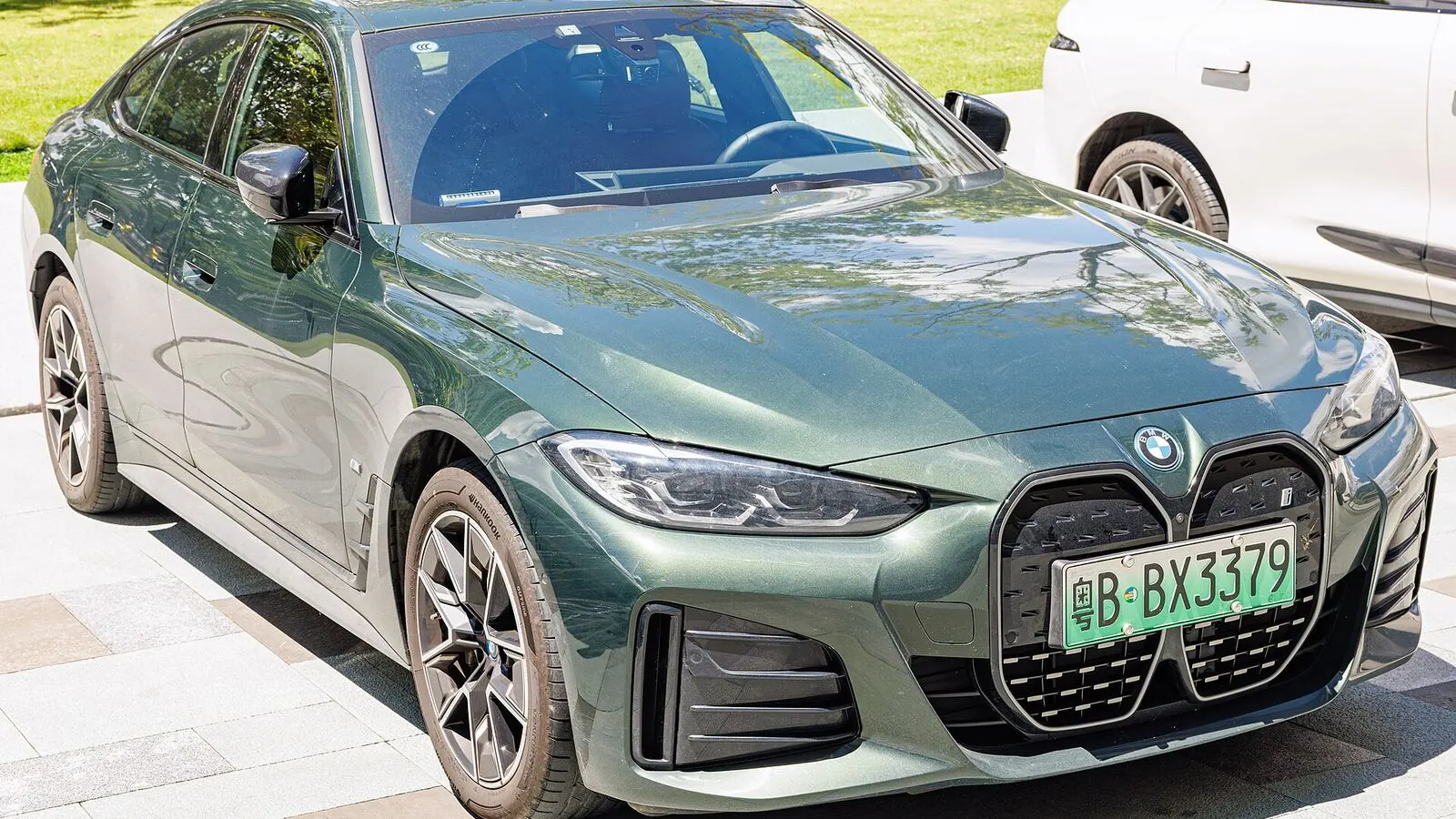 Voiture électrique réelle photographiée en extérieur pour « Garanties des Batteries de VE en Belgique: Ce qu’il Faut Savoir Avant d’Acheter »