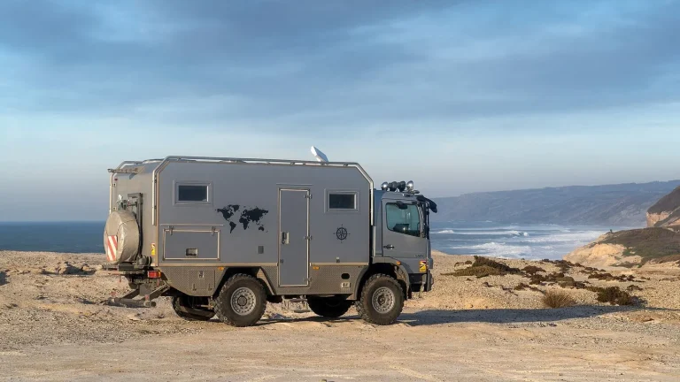 Camping-car réel photographié sur la route ou en stationnement pour « Découvrir la Gastronomie Belge : Aires de Service Proches des Restaurants et Producteurs… »