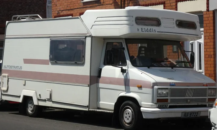 Camping-car réel photographié sur la route ou en stationnement pour « Le Gaz dans votre Camping-car : Sécurité, Installation et Dépannage »