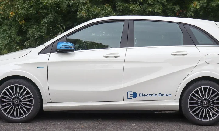Voiture électrique réelle photographiée en extérieur pour « Gérer les Alertes et Témoins Lumineux de Votre Tableau de Bord VE en Belgique »