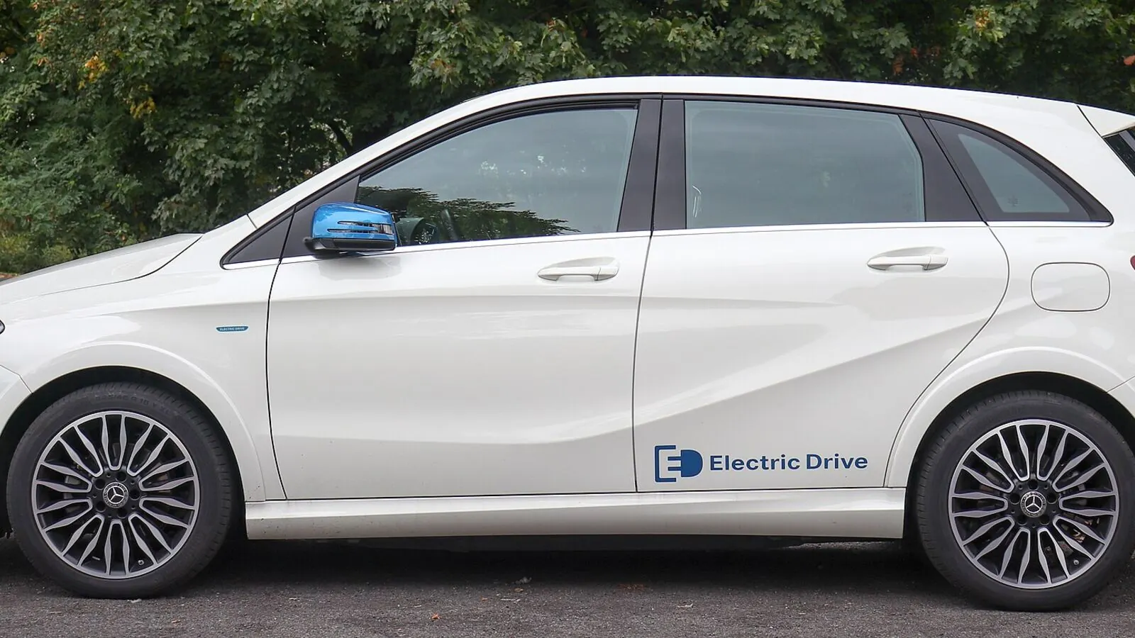 Voiture électrique réelle photographiée en extérieur pour « Gérer les Alertes et Témoins Lumineux de Votre Tableau de Bord VE en Belgique »