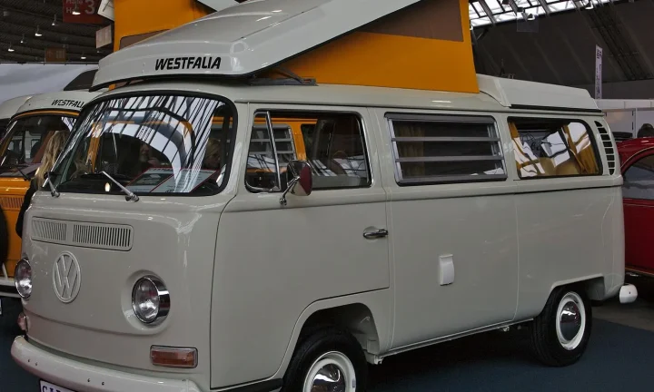 Camping-car réel photographié sur la route ou en stationnement pour « Gérer son Courrier et son Domicile en tant que Nomade en Camping-car en Belgique »