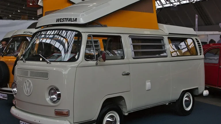 Camping-car réel photographié sur la route ou en stationnement pour « Gérer son Courrier et son Domicile en tant que Nomade en Camping-car en Belgique »