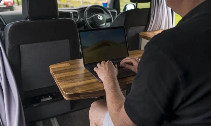 Camping-car réel photographié sur la route ou en stationnement pour « Comment Gérer ses Déchets et Respecter l’Environnement en Camping-Car en Belgique »