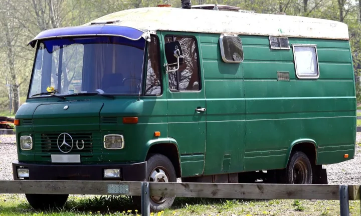 Camping-car réel photographié sur la route ou en stationnement pour « Gestion de l’Eau en Camping-Car : Réservoirs, Pompes et Filtration »