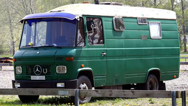 Camping-car réel photographié sur la route ou en stationnement pour « Gestion de l’Eau en Camping-Car : Réservoirs, Pompes et Filtration »