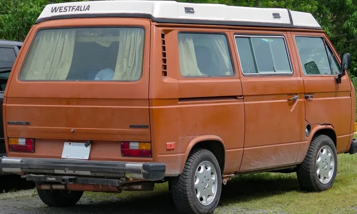 Camping-car réel photographié sur la route ou en stationnement pour « La Gestion de l’Eau et de l’Électricité en Camping-car en Belgique : Astuces des Expérime… »