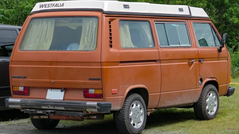 Camping-car réel photographié sur la route ou en stationnement pour « La Gestion de l’Eau et de l’Électricité en Camping-car en Belgique : Astuces des Expérime… »