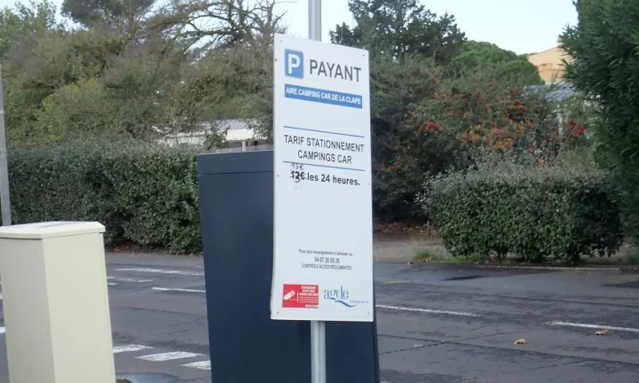 Camping-car réel photographié sur la route ou en stationnement pour « Gérer les Eaux Usées et Propres en Camping-car sur les Aires Belges »