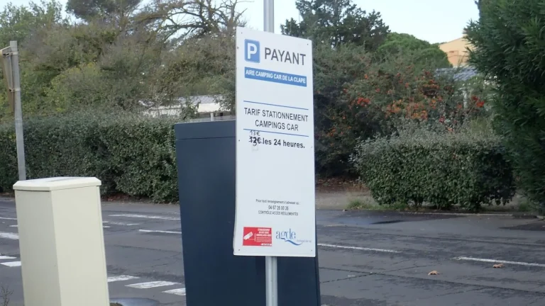 Camping-car réel photographié sur la route ou en stationnement pour « Gérer les Eaux Usées et Propres en Camping-car sur les Aires Belges »