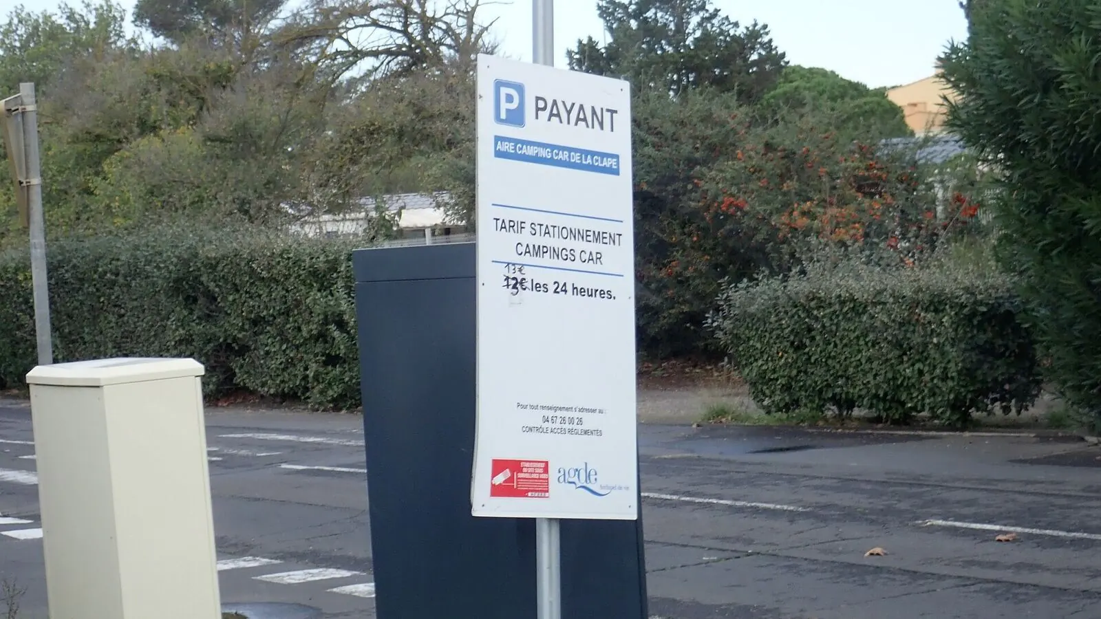 Camping-car réel photographié sur la route ou en stationnement pour « Gérer les Eaux Usées et Propres en Camping-car sur les Aires Belges »