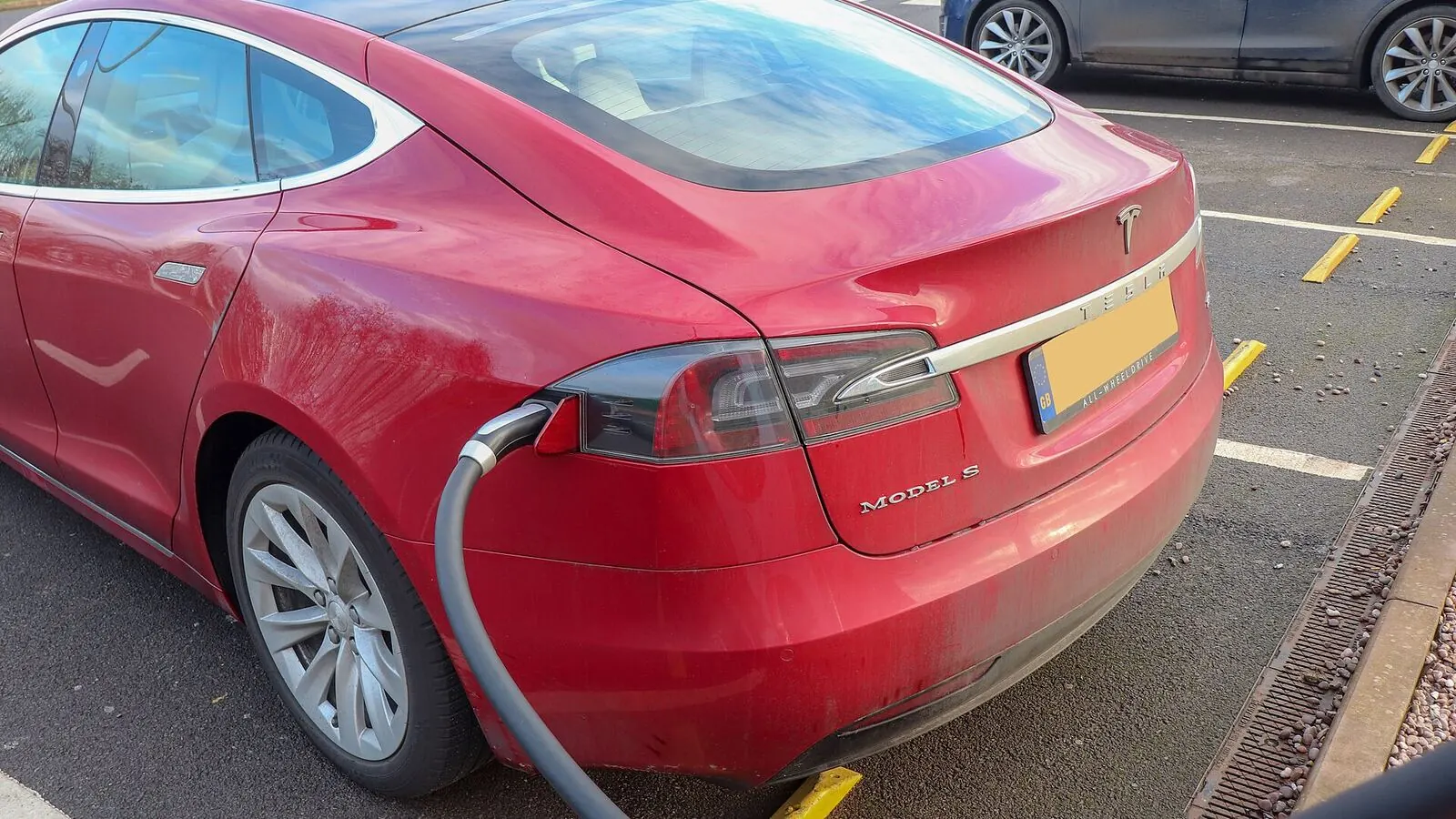 Voiture électrique réelle photographiée en extérieur pour « Guide d’Achat Voiture Électrique Belgique »