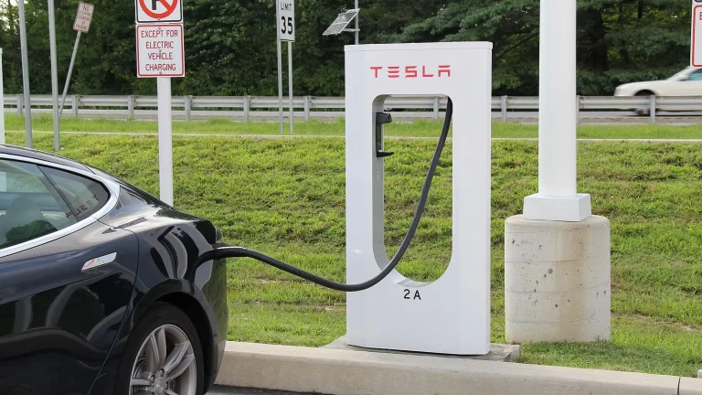 Voiture électrique réelle photographiée en extérieur pour « Le Guide Complet pour Acheter une Voiture Électrique d’Occasion en Belgique »