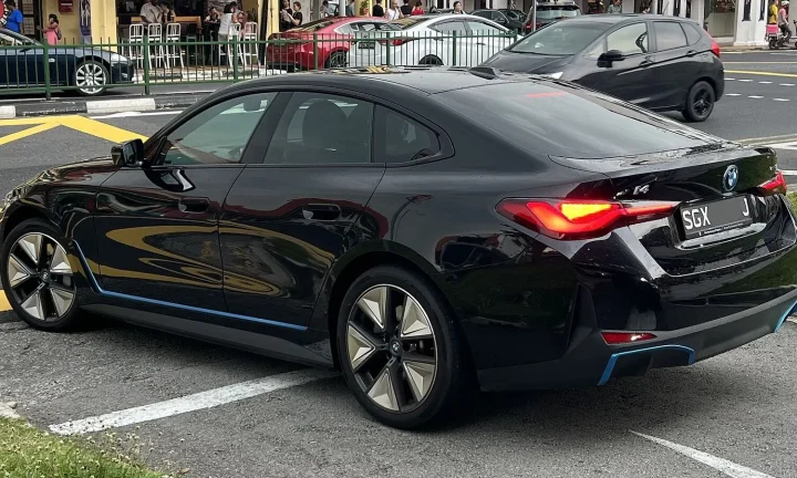 Voiture électrique réelle photographiée en extérieur pour « Guide Complet sur l’Entretien de la Batterie de votre VE en Belgique »
